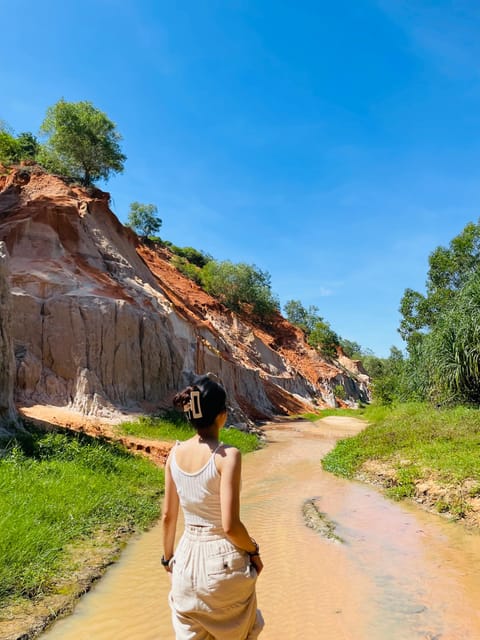 5-Hour Sunrise or Sunset Jeep Tour from Mui Ne Beach Town - Suoi Tien Fairy Stream: Red Rock, Shallow Water, and Practical Footwear