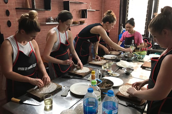 5 Traditional Dishes Hanoi Cooking Class with Market Trip - What You Eat and Sip at the End