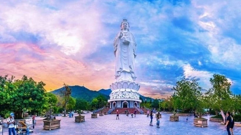 DaNang/HA: Lady Buddha, Marble Mountain & Am Phu Caves Tour - The food break: light meal plus local snacks, no heavy schedule pressure
