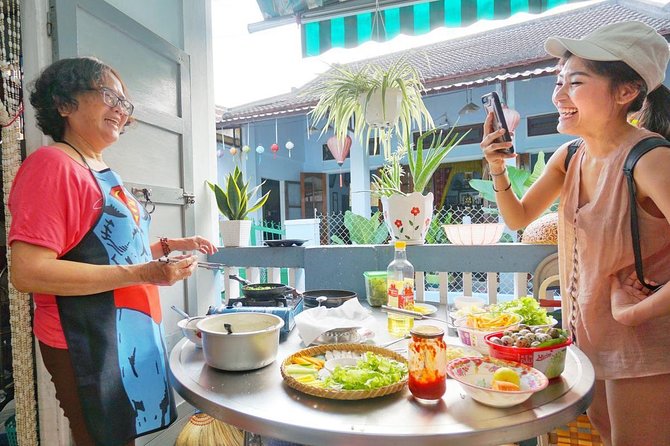 Evening Walking Food Tour, folk game and lantern boat - The Photo Stop and the Alleyway Factor