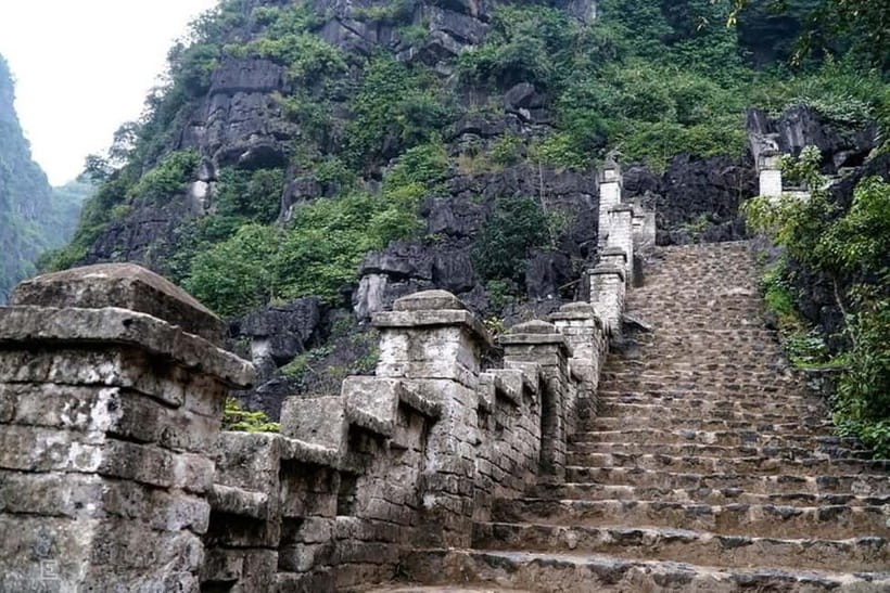 From Hanoi: Tam Coc Boat Trip and Hoa Lu & Mua Cave Tour - Tam Coc bamboo boat trip: caves, calm water, and karst close to you