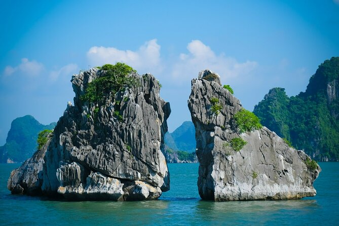Ha Long Bay Cruise Day Tour-Cave, Kayaking,Ti top island & Lunch - Luon Cave via kayaking or bamboo boat: choose your comfort level