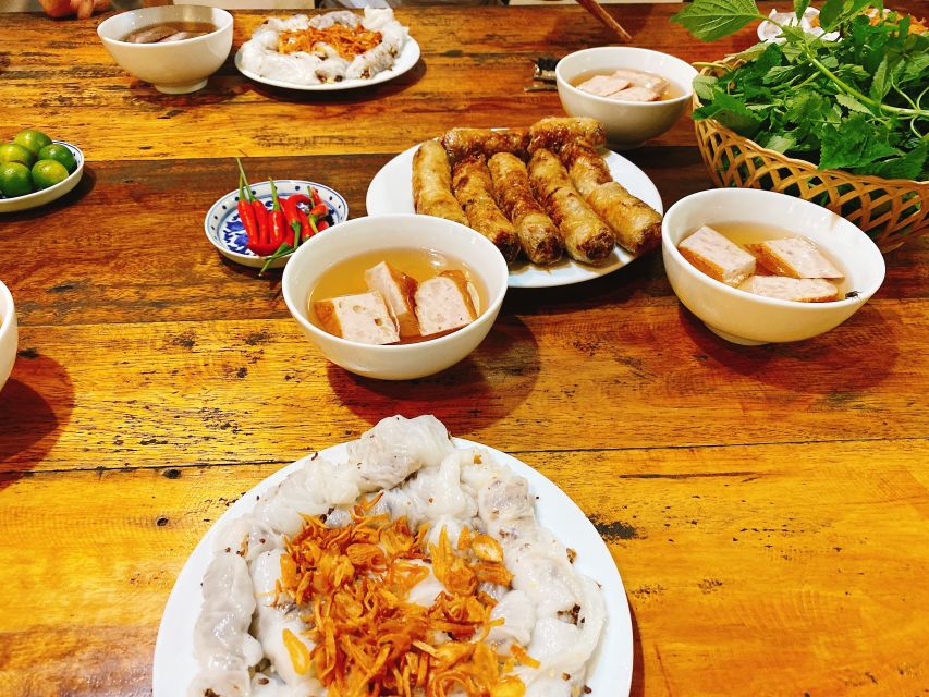 Hanoi: 7 Tastings Street Food Tour with Train Street - Train Street at night: what it feels like and how to handle it