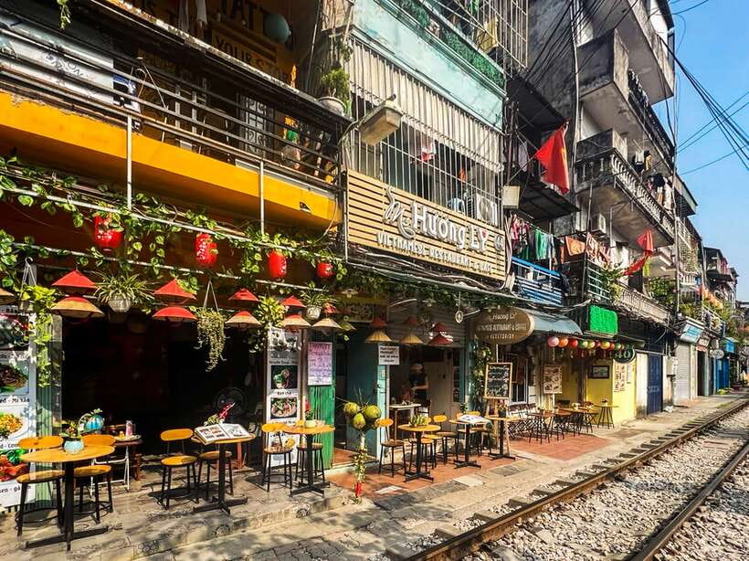 Hanoi: Guided Food Tour with Train Street Visit - Start on Bát Sứ Street: where your Hanoi night begins