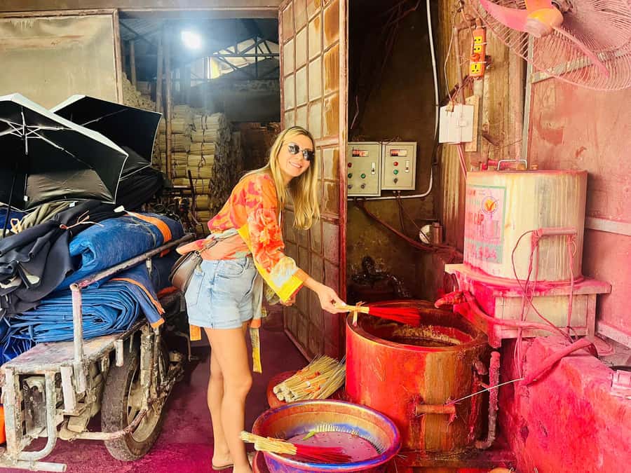 Hanoi: Incense Village, Hat, Lacquer Tour & City Highlights - Hanoi Lacquer Village: Family Workshops and a Chance to Paint