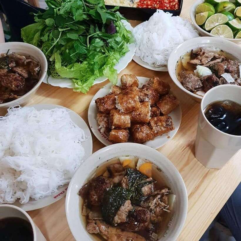 Hanoi: Michelin Guide Street Food Walking Tour - Dry chicken pho: the starter that teaches you how Hanoi tastes