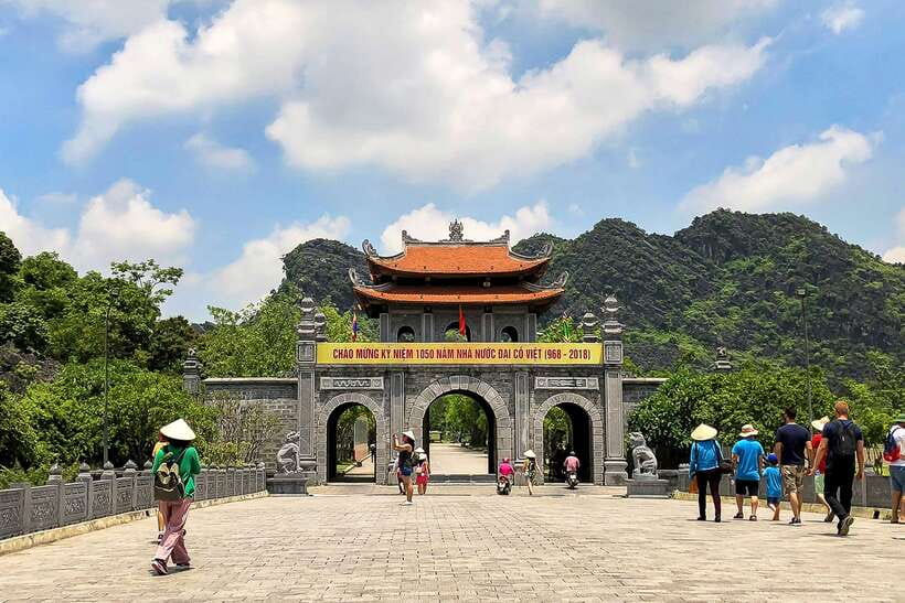 Hanoi/Ninh Binh: Tam Coc, Hoa Lu & Mua Caves Full-Day Trip - Hoa Lu temples: the 10th-century story behind the stones