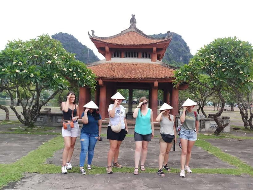 Hanoi/Ninh Binh: Tam Coc, Hoa Lu & Mua Caves Full-Day Trip - Lunch in Ninh Binh and the small details that affect your day