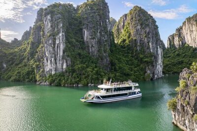 Hercules Grand Day Cruise Tour, Sung Sot Cave,Titop, Luon Cave - Sửng Sốt Cave: worth it, even when it’s crowded with other schedules