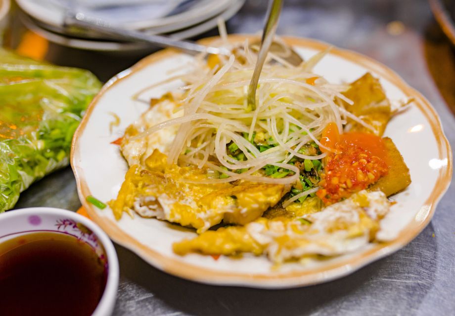 Ho Chi Minh City: Private Street Food Evening Walking Tour - District 3 and the Seafood Alley Moment