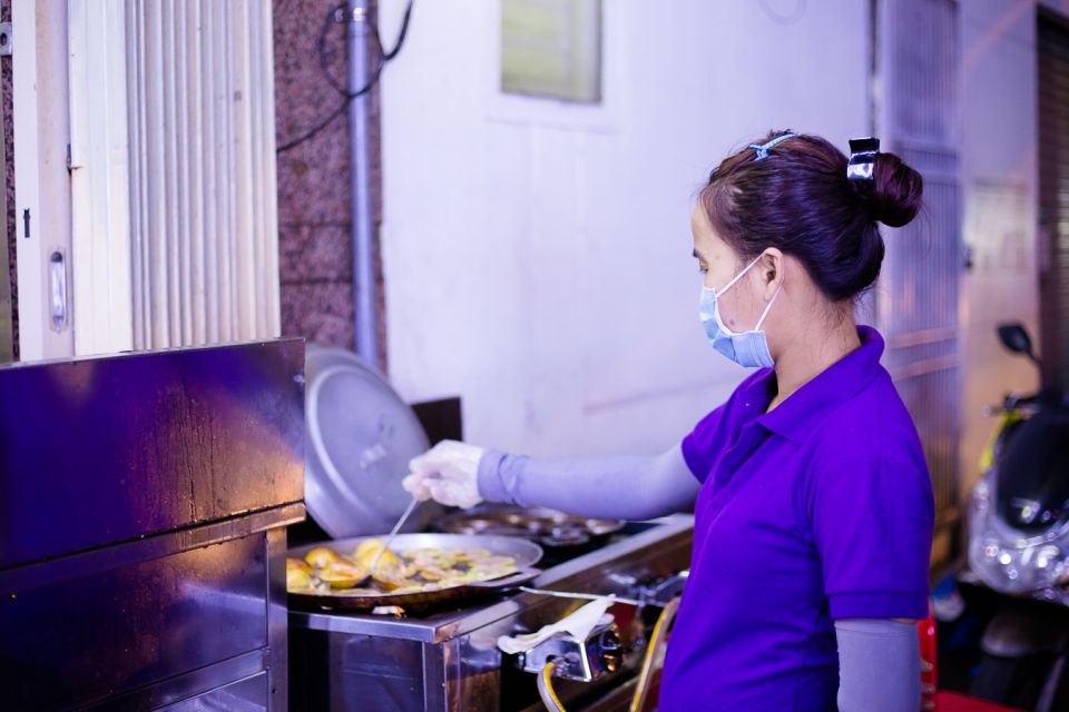 Ho Chi Minh City: Private Street Food Motorbike Tour - The charcoal maze: Bánh Tráng Nướng grilled banana girdle cake