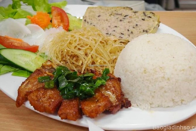 Ho Chi Minh Street Food Tour By Motorbike (Unique & Authentic) - Stop-by-Stop: District Corners, Banh Xèo Cooking, and a Che-Sweet Finish