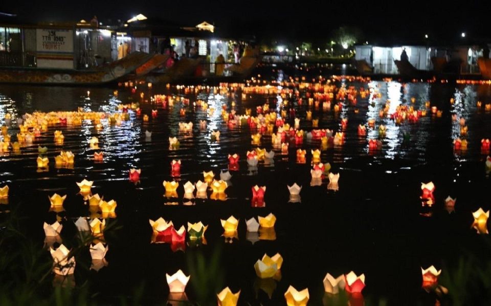 Hoi An : Hoai River Boat Trip by Night and Floating Lantern - The lantern release moment: the part you’ll remember