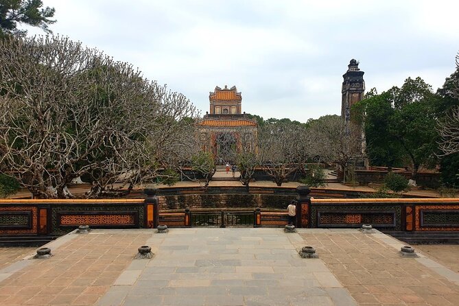 Hue’s Top Attractions by Car with Informative ES Driver - The big expectation check: driver, not full guide