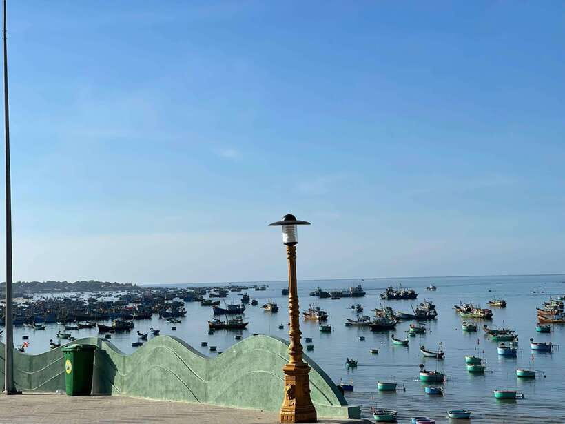 Mui Ne Group tour: Sunrise or Sunset Sand Dunes By Jeep - Fairy Stream: The Barefoot Walk Is the Point