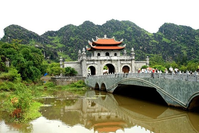 Ninh Binh Highlights Hoa Lu/Bai Dinh-Trang An/ Tam Coc- Mua Cave - Trang An Grottoes: the UNESCO boat ride that does the heavy lifting