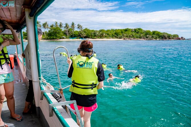Trip 3 : 3 Islands by boat - Stop 3: May Rut Island for beach time, sun, and crowd reality